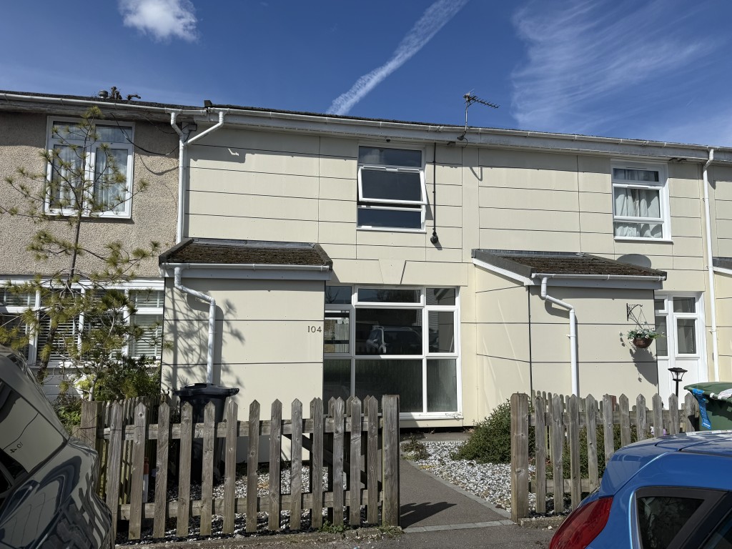 Lot: 30 - HOUSE IN NEED OF IMPROVEMENT - Front of House in Need of Improvement